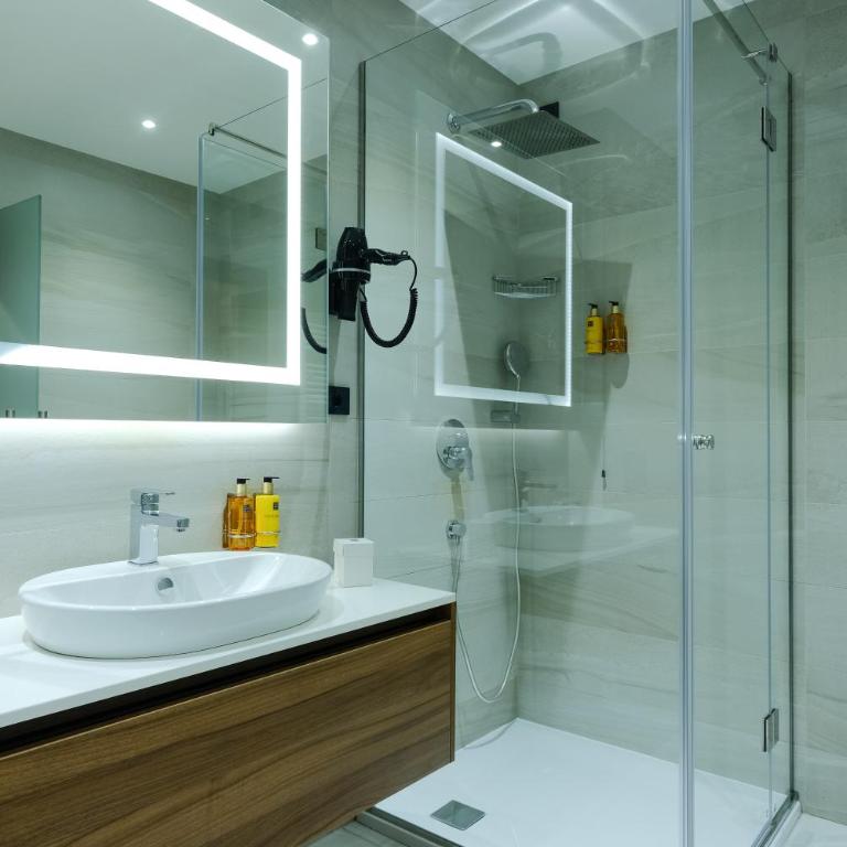 Hotel Vema - Superior Dvokrevetna Soba sa Bračnim Krevetom - 4
