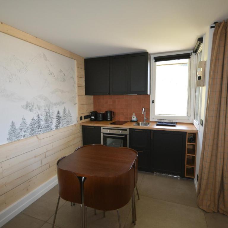Studio rénové au pied des pistes avec balcon et cuisine équipée - FR-1-755-9 - Studio - 2