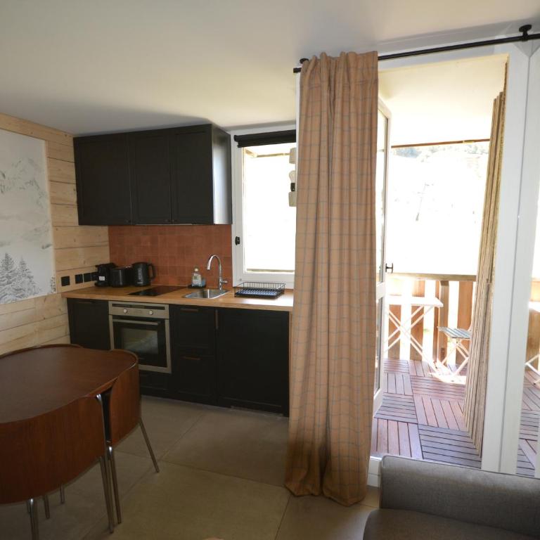 Studio rénové au pied des pistes avec balcon et cuisine équipée - FR-1-755-9 - Studio - 5