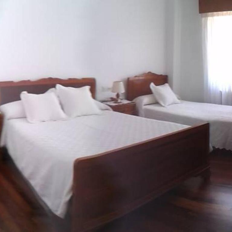 Hostal Pumar - Habitación Triple con vistas al jardín y baño compartido - 3