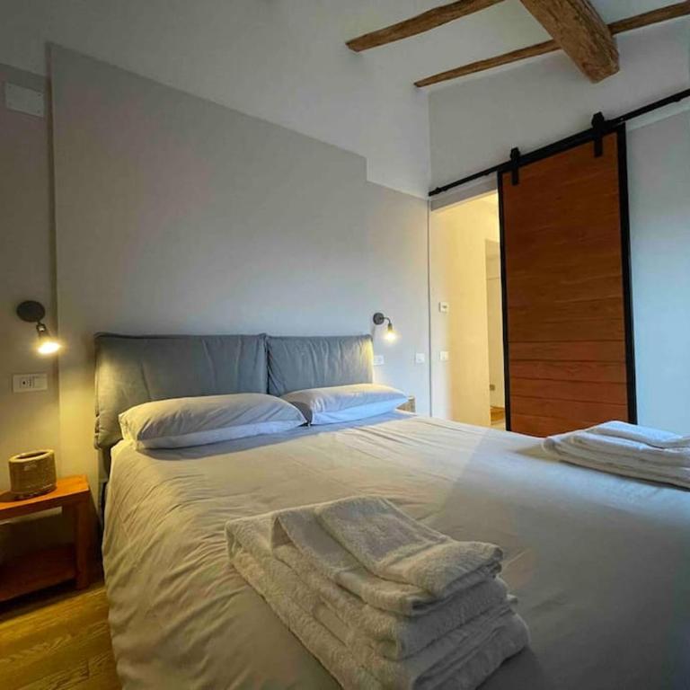 Romantic attic room with panoramic view - One-Bedroom Apartment - 15
