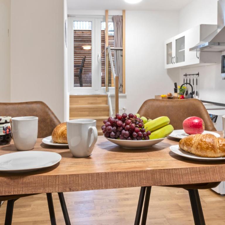 Altstadt - Exklusive 3-Zi-Wohnung für 6 Personen mit 90 qm, großer Dachterrasse, Parkplatz, WLAN - Apartment mit 2 Schlafzimmern - 4