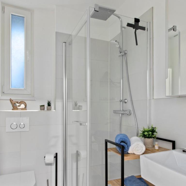Altstadt - Exklusive 3-Zi-Wohnung für 6 Personen mit 90 qm, großer Dachterrasse, Parkplatz, WLAN - Apartment mit 2 Schlafzimmern - 5