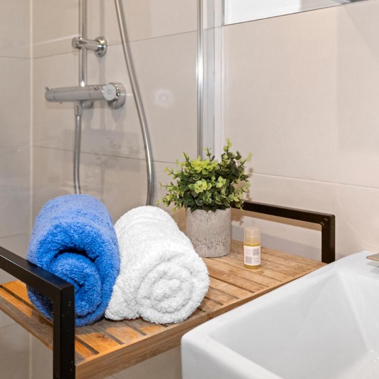Altstadt - Exklusive 3-Zi-Wohnung für 6 Personen mit 90 qm, großer Dachterrasse, Parkplatz, WLAN - Apartment mit 2 Schlafzimmern - 35