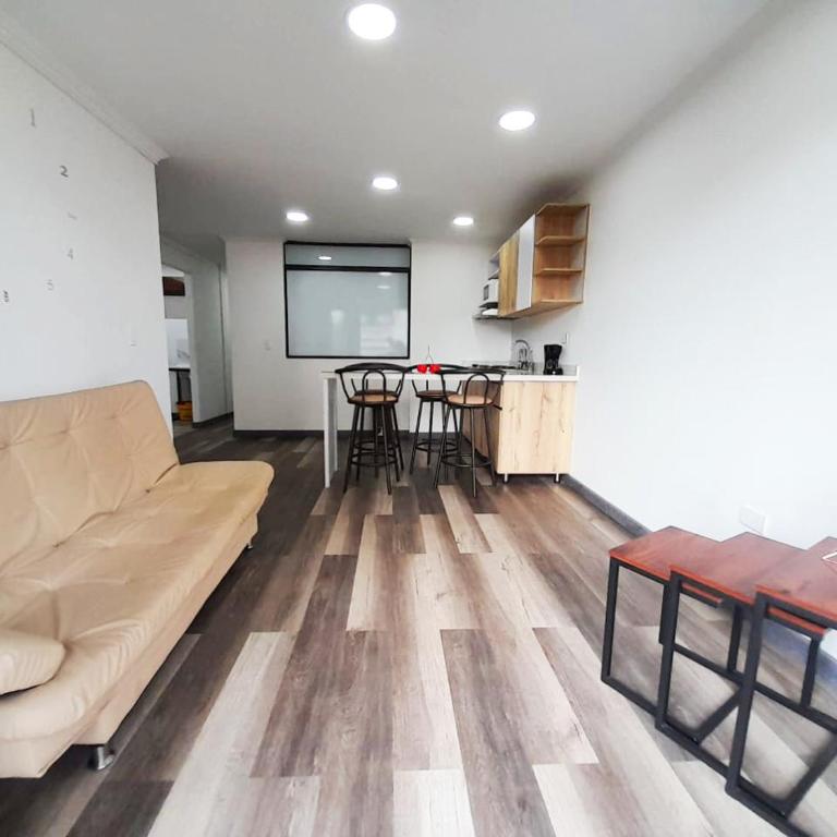 Medellin apartamento en laureles - Three-Bedroom Apartment - 4