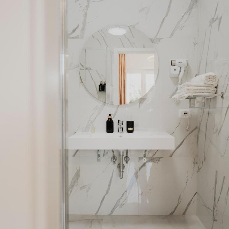 Sunway Rome - Camera Familiare con Bagno - 8