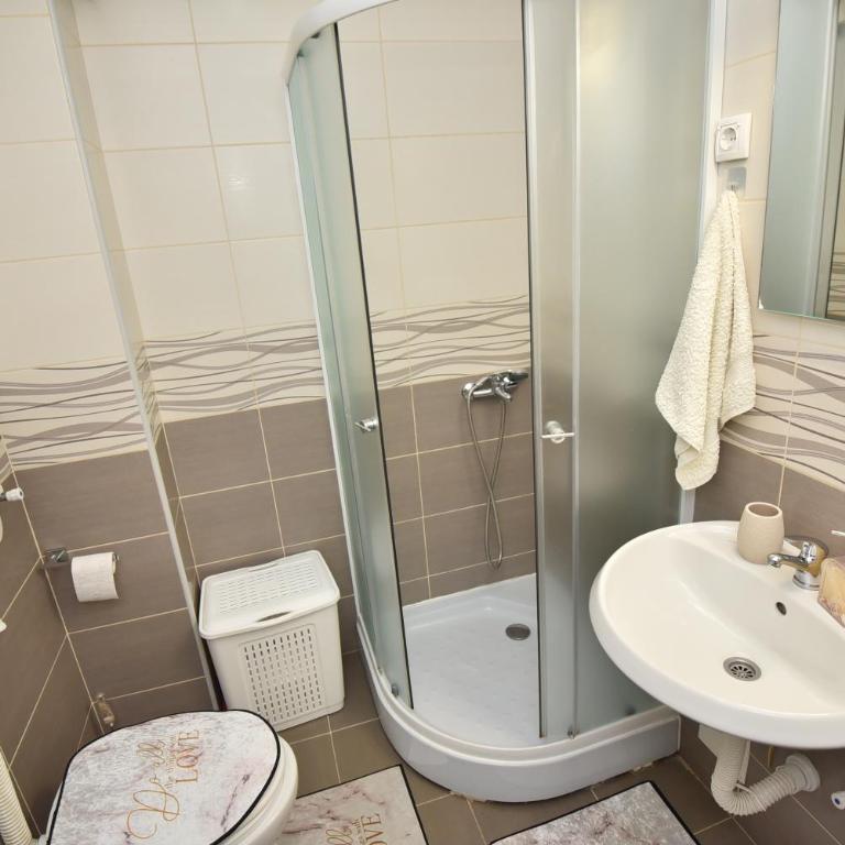Studio 13 - One-Bedroom Apartment - 37