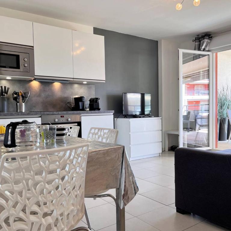 Charmant T2 climatisé avec grande terrasse, piscine et parking privatif, proche plage et commerces. - FR-1-251-441 - Appartement - 15