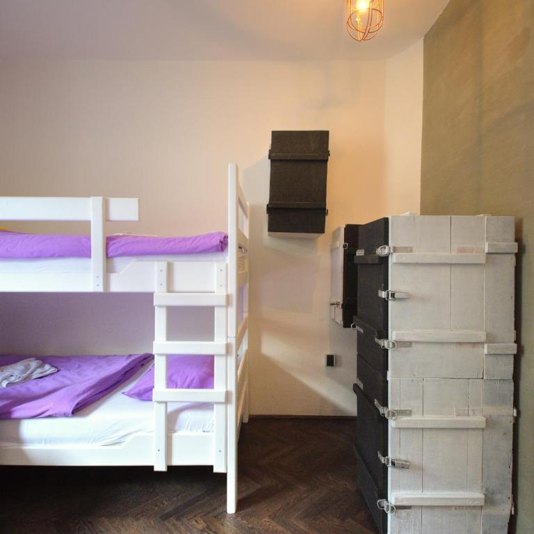 Hostel Fair and Square - Krevet u 6-Krevetnoj Mešovitoj Spavaonici sa Sopstvenim Spoljnim Kupatilom - 4