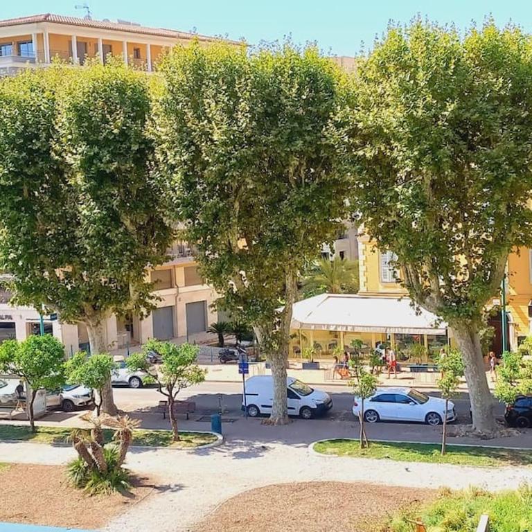 Le REGENCY, appartement familial au cœur du centre-ville, des célèbres jardins Biovès, et seulement à 1 minute à pied de la plage - Apartment mit 3 Schlafzimmern - 4