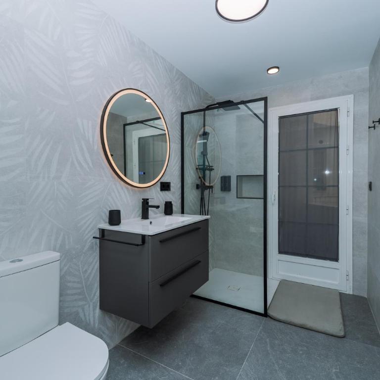 Breakfast at Tiffanys - One-Bedroom Apartment - 6