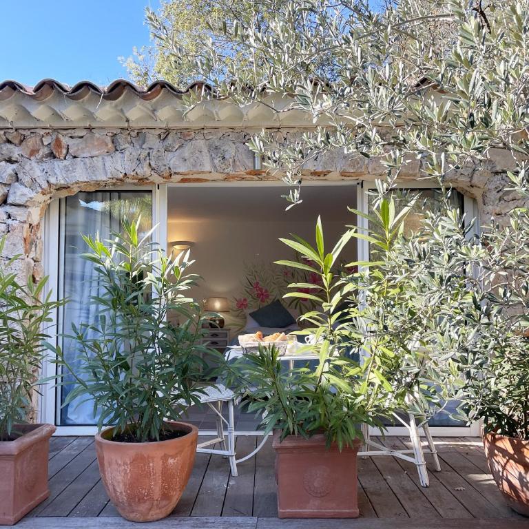 VILLA CANZOMY - Chambre Lit King-Size - Vue sur Piscine - 2