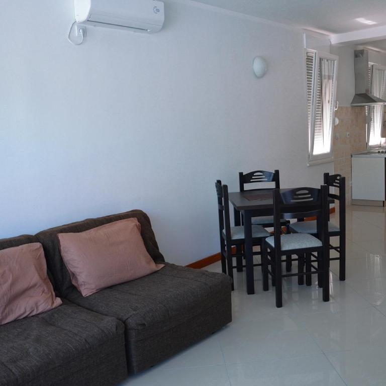 Apartments Riverside - One-Bedroom Apartment with Pool View - 15