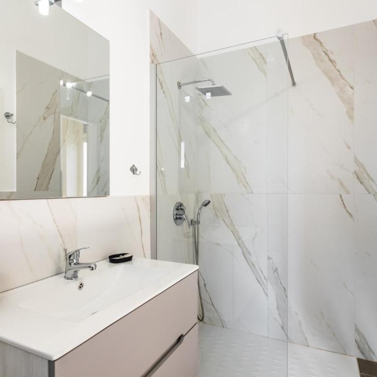 Le Torrette Rooms and Apartments - Camera Matrimoniale con Balcone - 7