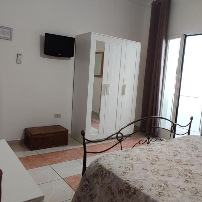 DA VINCI AFFITTACAMERE BORGO - Triple Room with Private External Bathroom - 9