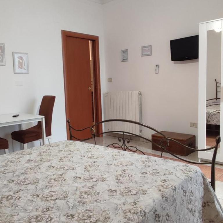 DA VINCI AFFITTACAMERE BORGO - Triple Room with Private External Bathroom - 8