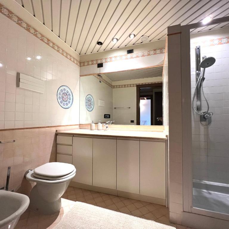 Attico in Piazza Matteotti - Appartamento con 2 Camere da Letto e Vista Lago - 5