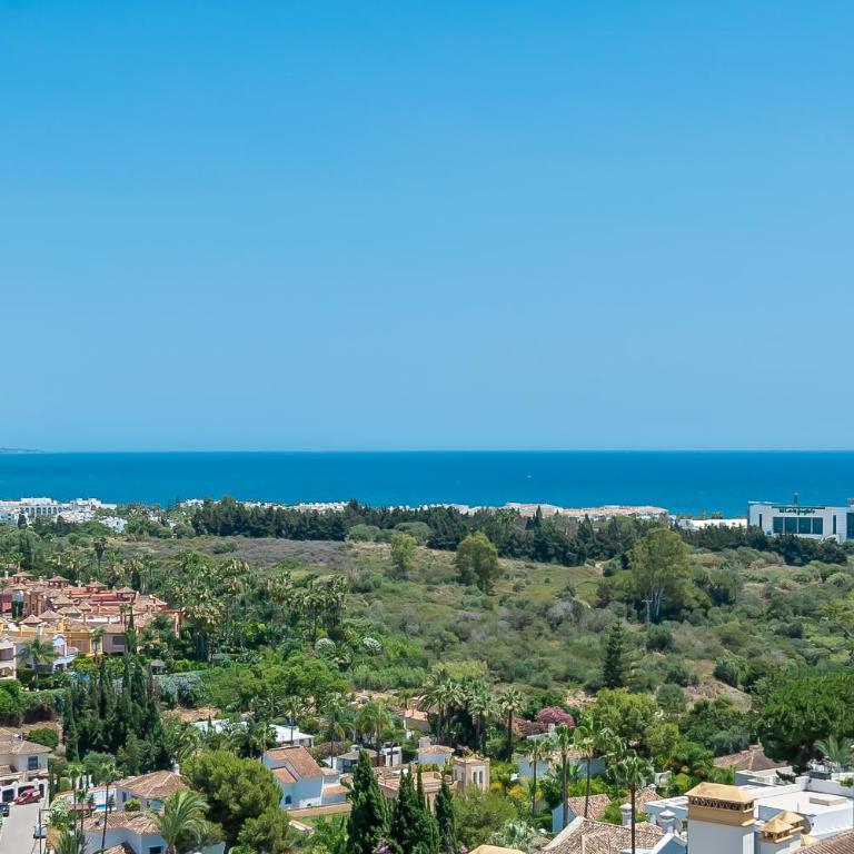 Elegant 2 BDRM Penthouse with Sea Views and Pools - Apartamento Ático - 11