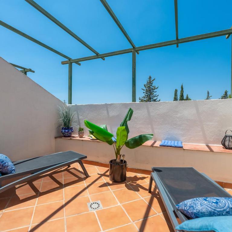 Elegant 2 BDRM Penthouse with Sea Views and Pools - Apartamento Ático - 38