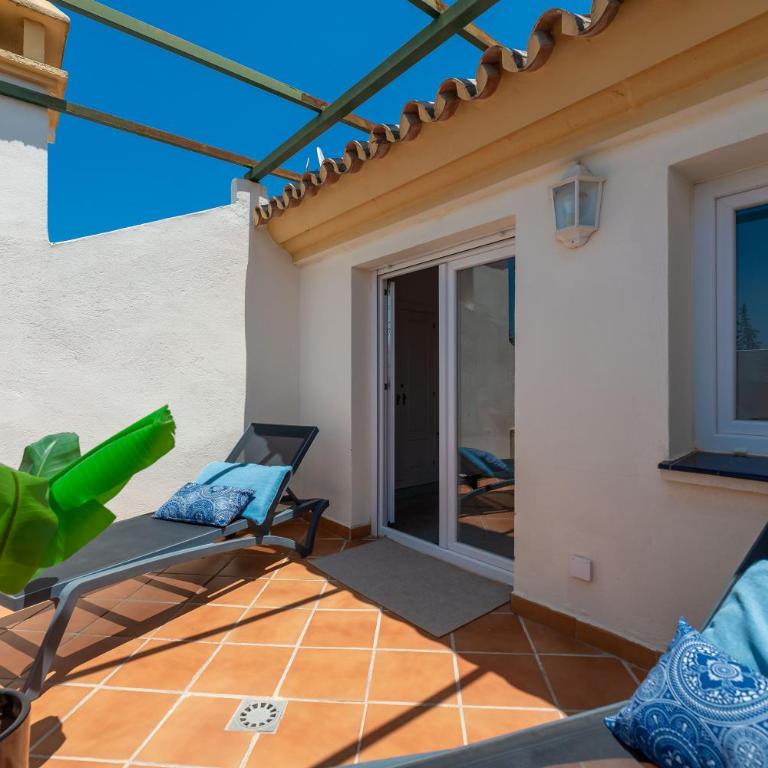 Elegant 2 BDRM Penthouse with Sea Views and Pools - Apartamento Ático - 39