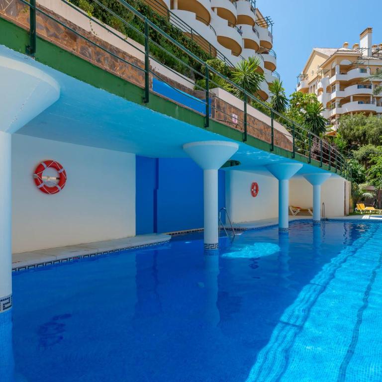 Elegant 2 BDRM Penthouse with Sea Views and Pools - Apartamento Ático - 4