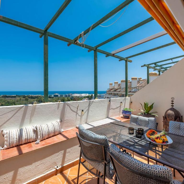Elegant 2 BDRM Penthouse with Sea Views and Pools - Apartamento Ático - 7