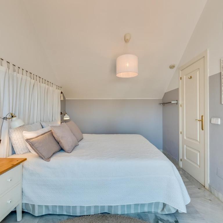 Elegant 2 BDRM Penthouse with Sea Views and Pools - Apartamento Ático - 34