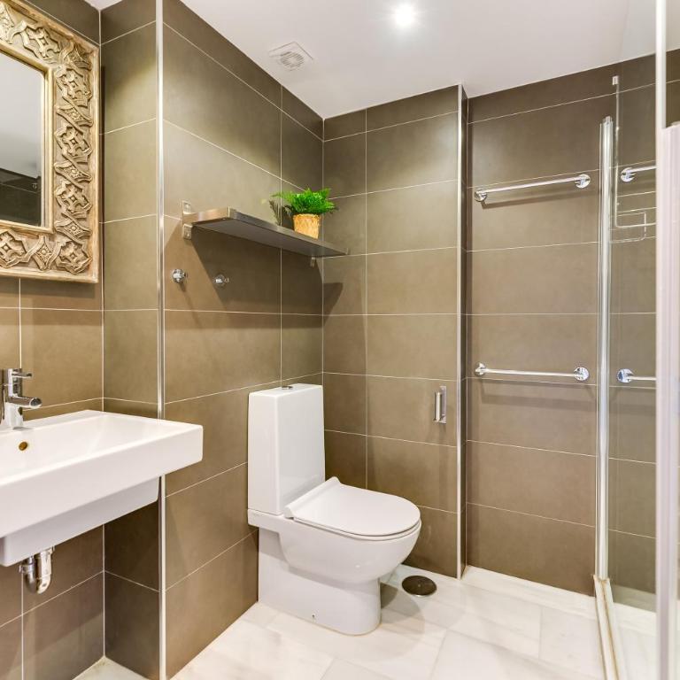 Elegant 2 BDRM Penthouse with Sea Views and Pools - Apartamento Ático - 32