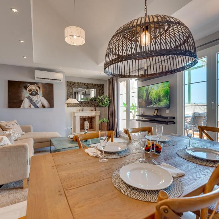 Elegant 2 BDRM Penthouse with Sea Views and Pools - Apartamento Ático - 17