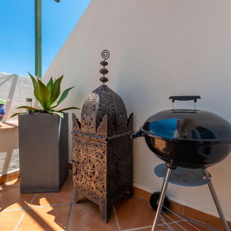 Elegant 2 BDRM Penthouse with Sea Views and Pools - Apartamento Ático - 8