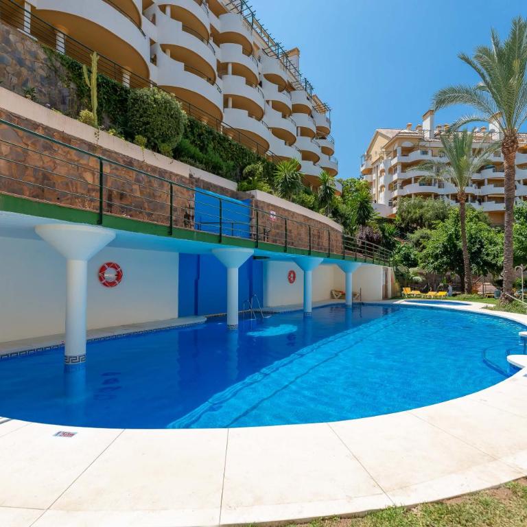 Elegant 2 BDRM Penthouse with Sea Views and Pools - Apartamento Ático - 2