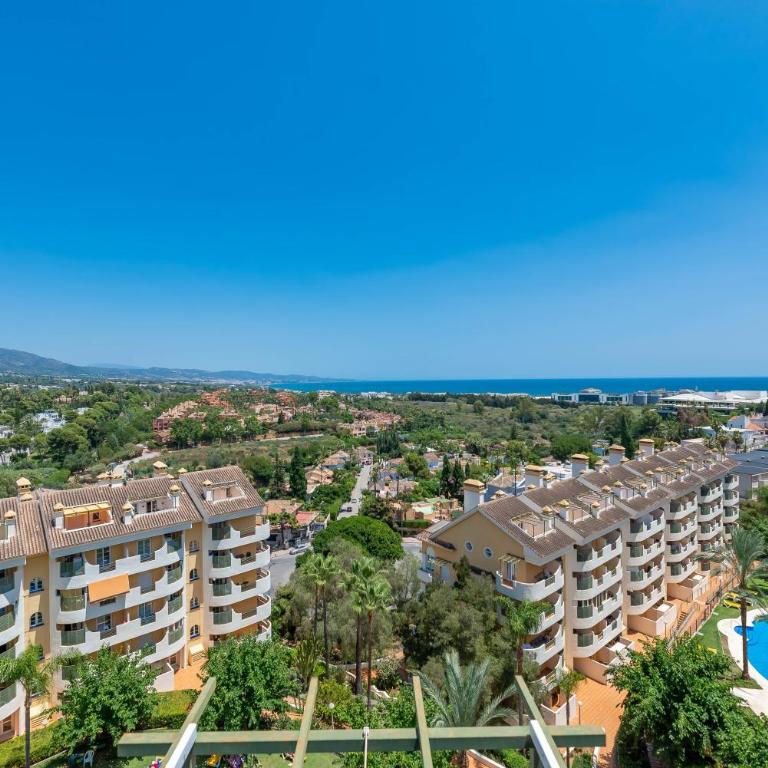 Elegant 2 BDRM Penthouse with Sea Views and Pools - Apartamento Ático - 10