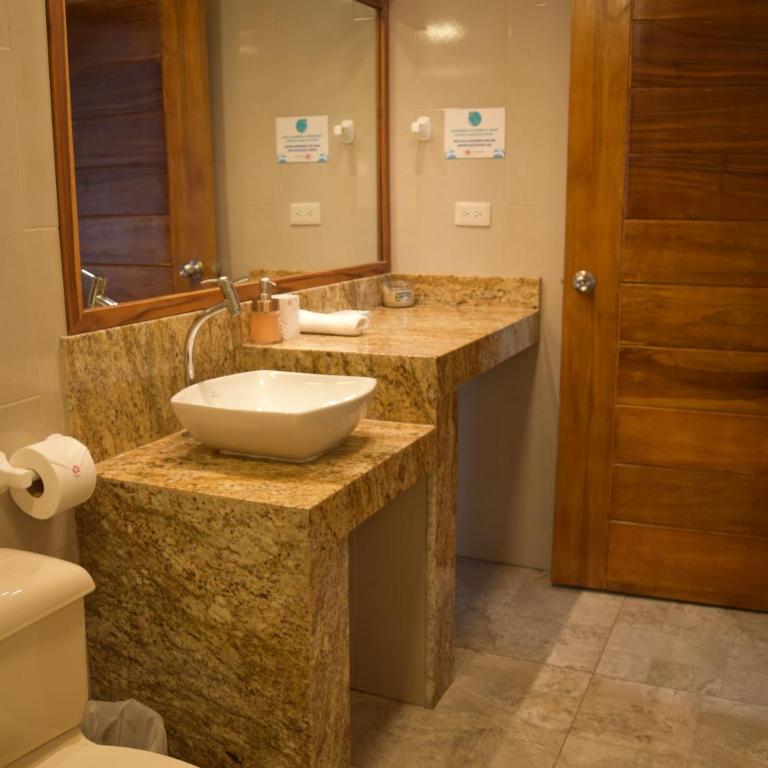 Ohana Beach Hotel - Habitación Familiar con baño privado - 14