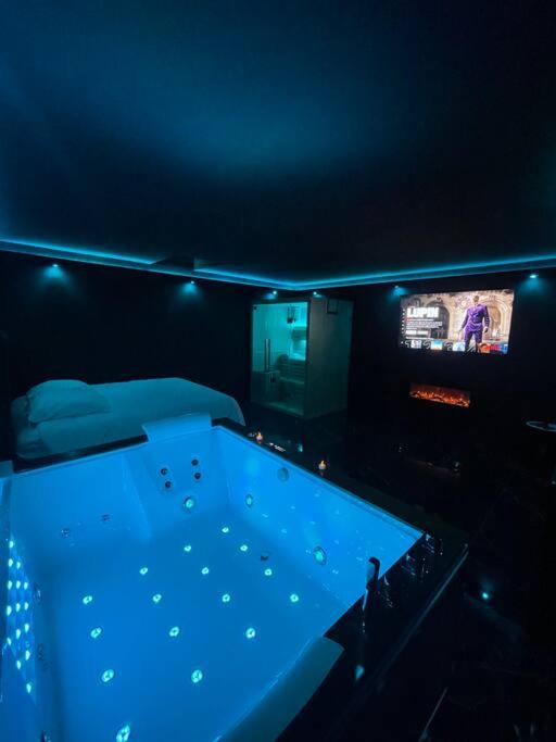 La Suite Prestige Jacuzzi,Sauna,Netflix,Disney - Appartement 1 Chambre - 13