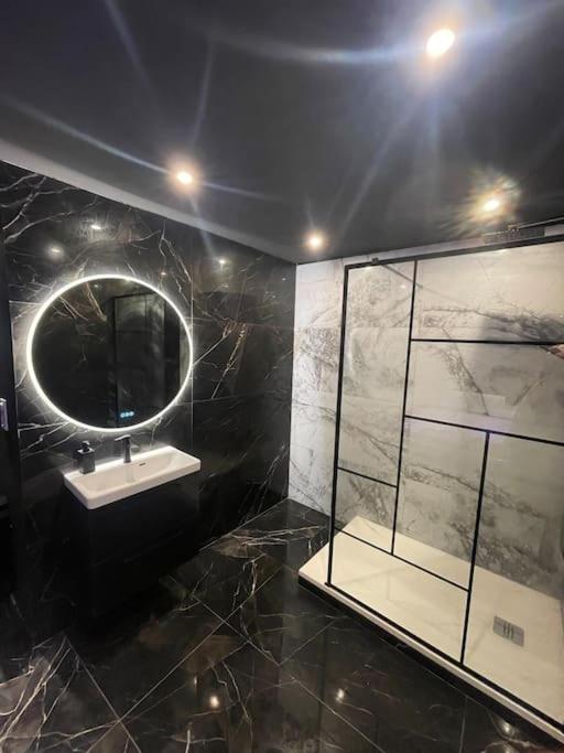 La Suite Prestige Jacuzzi,Sauna,Netflix,Disney - Appartement 1 Chambre - 4