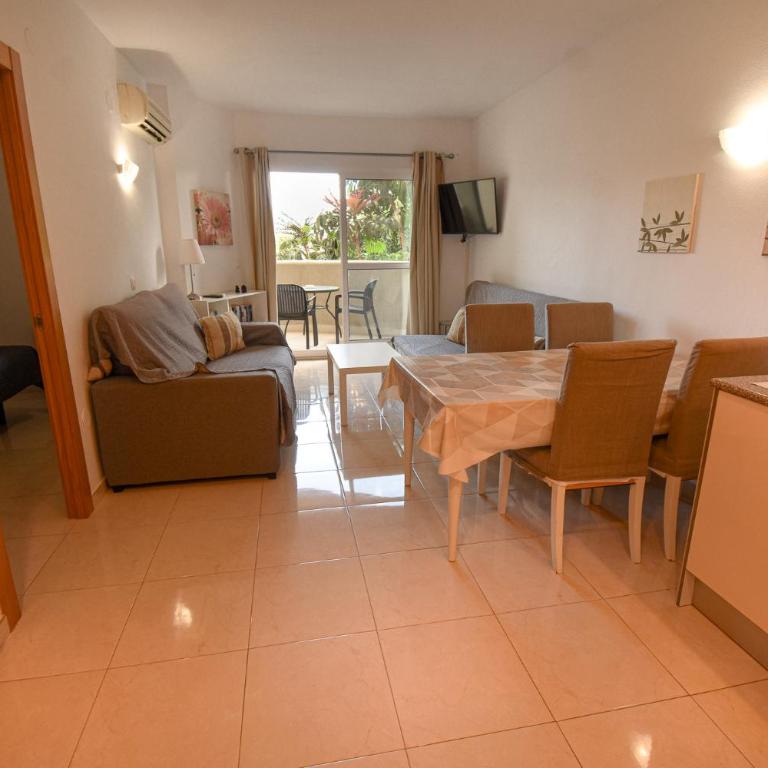 BENAL BEACH Superb Beach front 1 Bedroom Apartment, Sleeps 5 - Apartamento de 1 dormitorio - 4