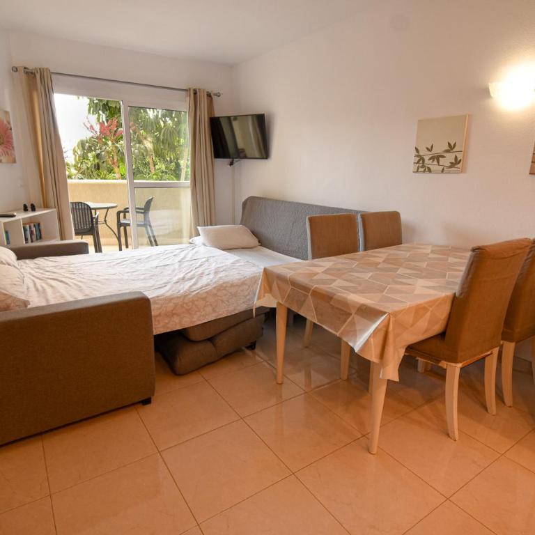 BENAL BEACH Superb Beach front 1 Bedroom Apartment, Sleeps 5 - Apartamento de 1 dormitorio - 7