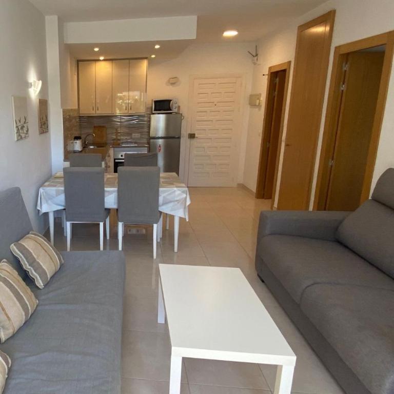 BENAL BEACH Superb Beach front 1 Bedroom Apartment, Sleeps 5 - Apartamento de 1 dormitorio - 6