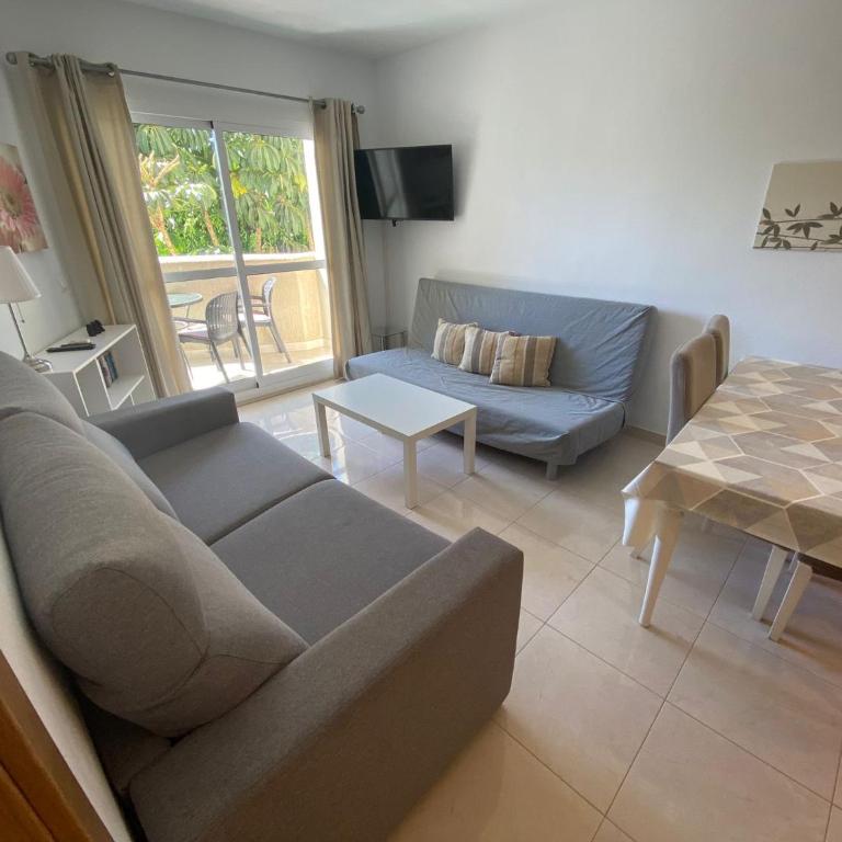 BENAL BEACH Superb Beach front 1 Bedroom Apartment, Sleeps 5 - Apartamento de 1 dormitorio - 5