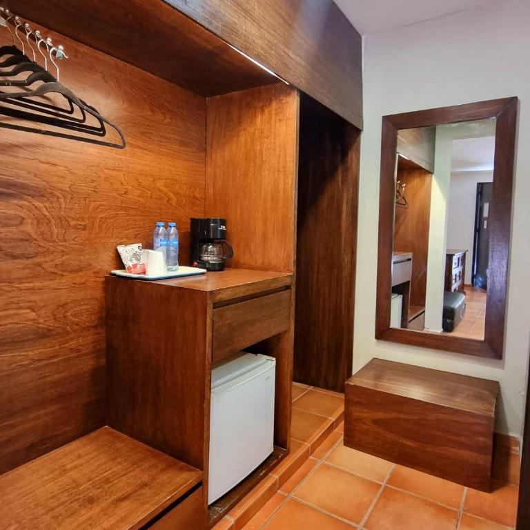 Hotel Holly - Standard King Room - 9
