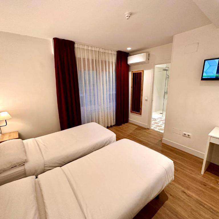 Far Home Gran Vía - Twin Room with Private Bathroom - 7