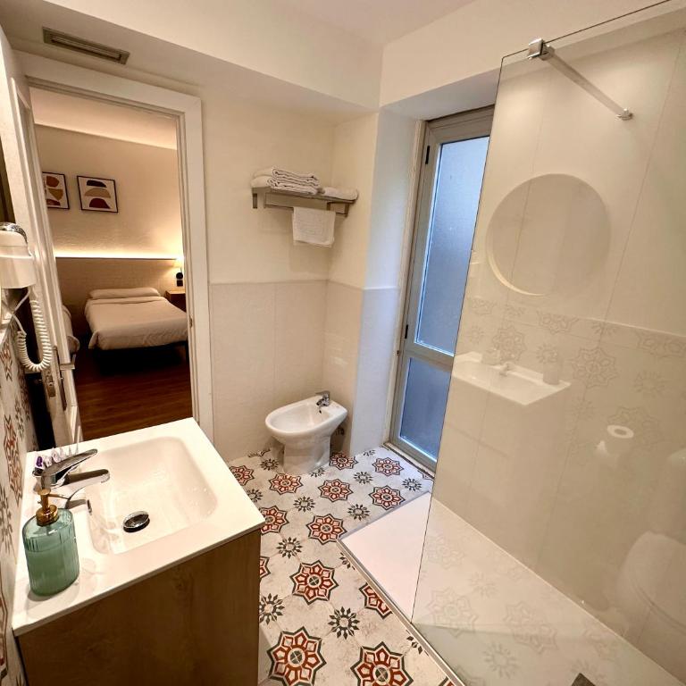 Far Home Gran Vía - Twin Room with Private Bathroom - 9