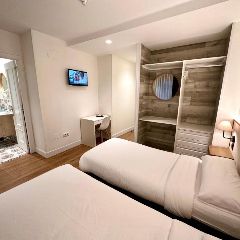 Far Home Gran Vía - Twin Room with Private Bathroom - 4
