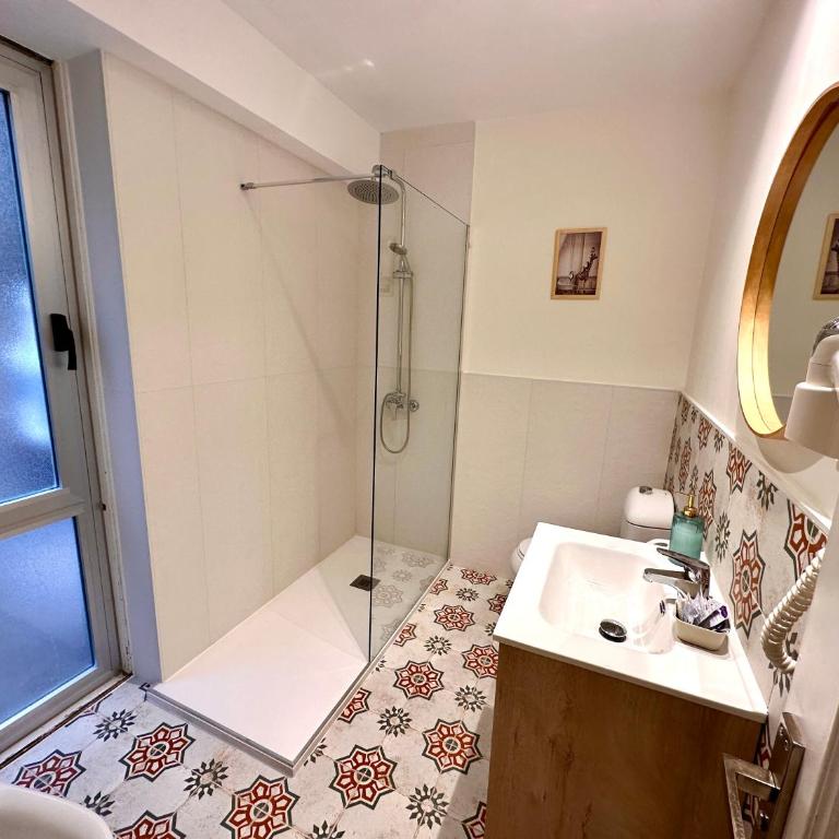 Far Home Gran Vía - Twin Room with Private Bathroom - 6
