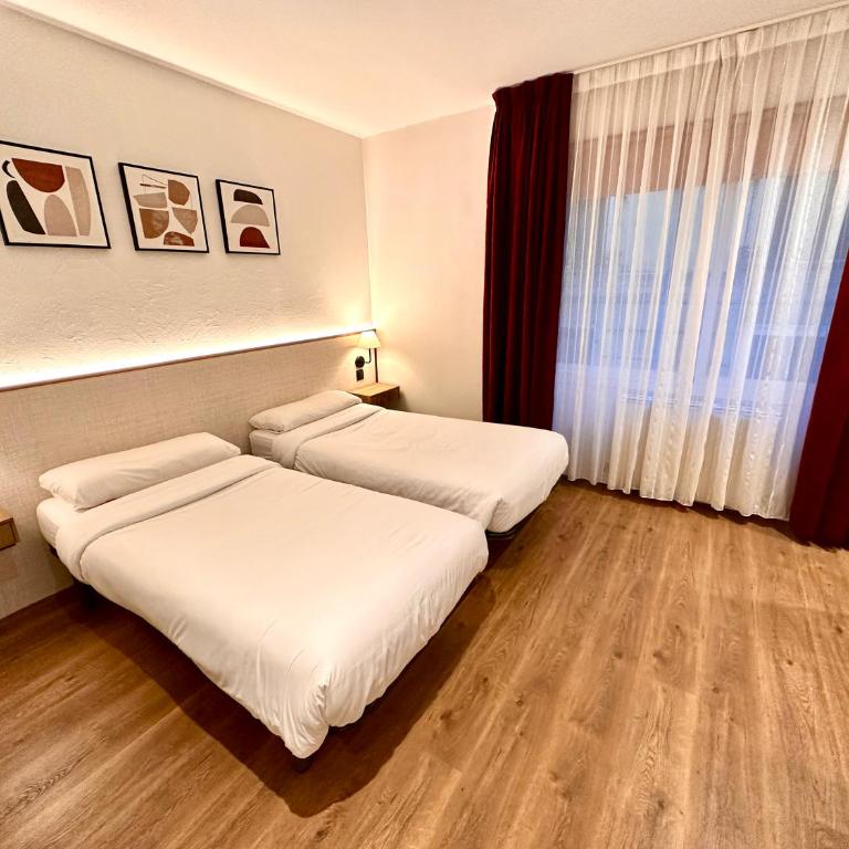 Far Home Gran Vía - Twin Room with Private Bathroom - 3