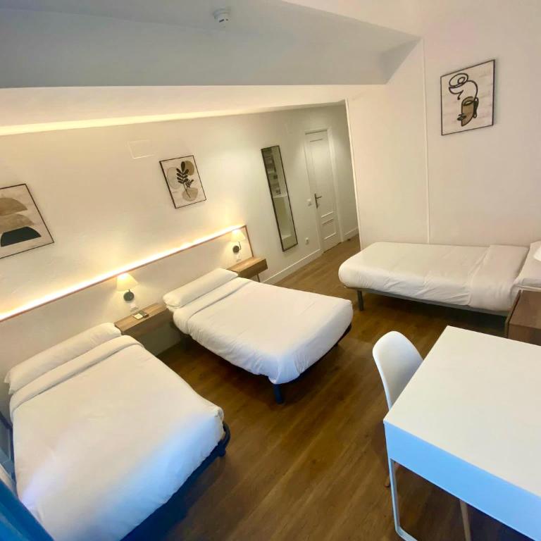 Far Home Gran Vía - Triple Room with Private Bathroom - 1