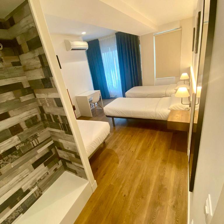 Far Home Gran Vía - Triple Room with Private Bathroom - 4