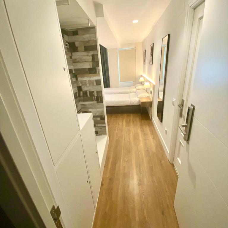 Far Home Gran Vía - Triple Room with Private Bathroom - 5