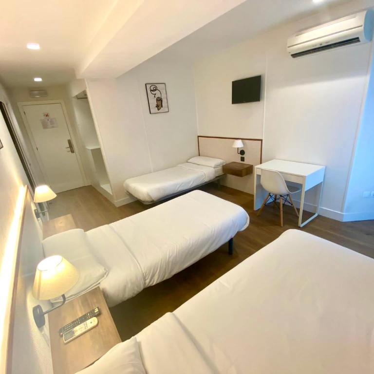 Far Home Gran Vía - Triple Room with Private Bathroom - 2