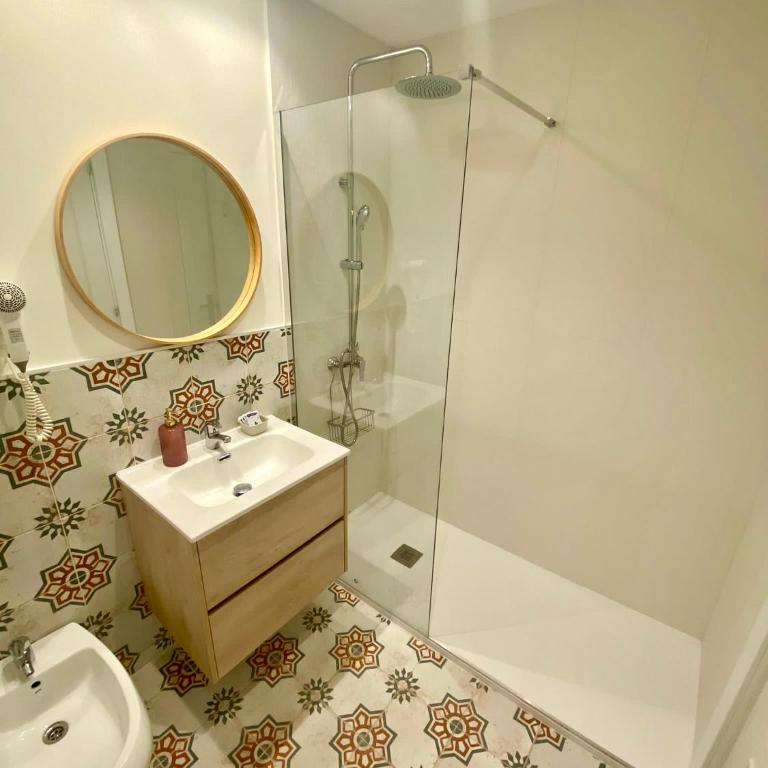 Far Home Gran Vía - Triple Room with Private Bathroom - 6